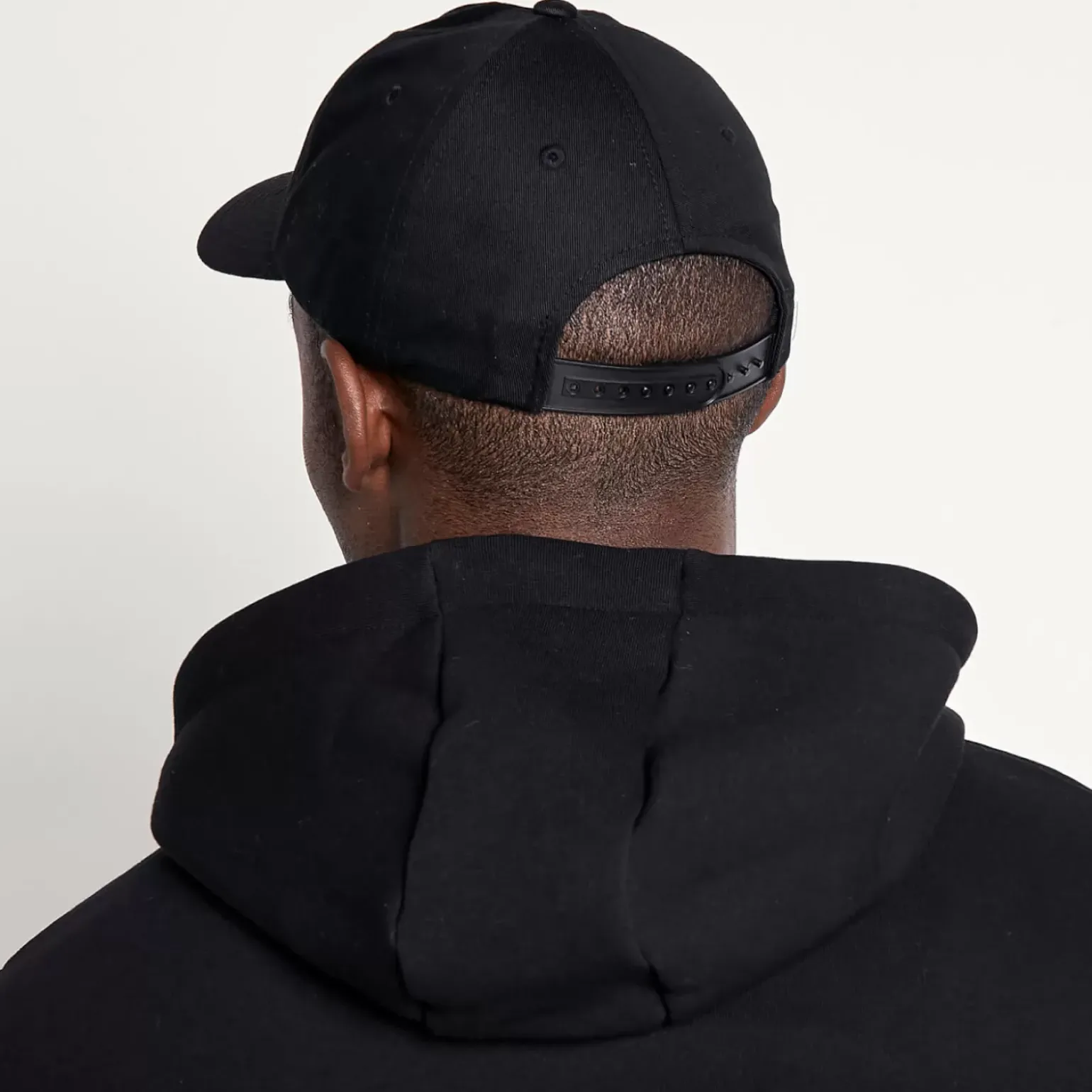 11 Degrees Baseball Logo Cap – Blackout